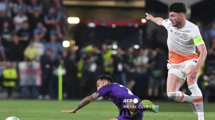 Nicolas Gonzalez vs Declan Rice di final Europa Conference League antara Fiorentina vs West Ham United FC di Praha, Republik Ceko pada 7 Juni 2023.