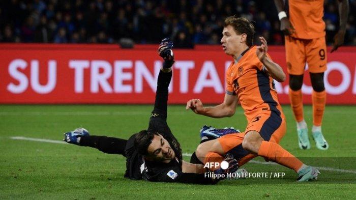 Nicolo Barella vs Alex Meret di Liga Italia Serie A antara Napoli vs Inter Milan 3 Desember 2023 di stadion Diego Armando Maradona di Naples.