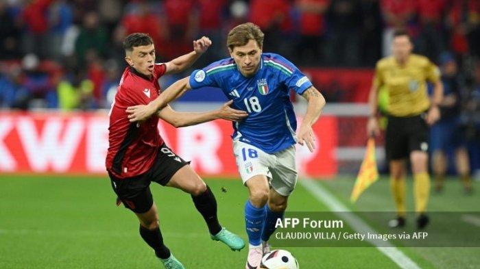 Nicolo Barella vs Jasir Asani di EURO 2024 antara Italia vs Albania di Stadion Sepak Bola Dortmund pada 15 Juni 2024 di Dortmund, Jerman.