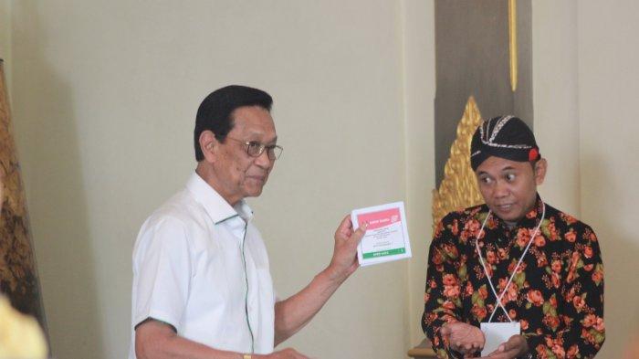 Gubernur DIY, Sri Sultan Hamengku Buwono X menunjukkan surat suara usai melakukan pencoblosan di TPS 12 Panembahan, Rabu (14/2/2024).