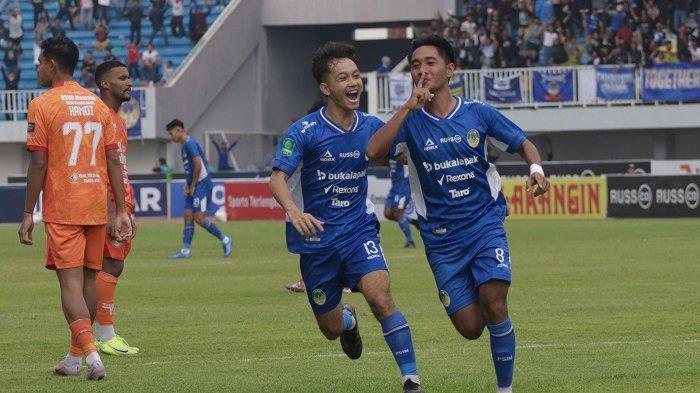 PSIM MENANG: Pemain PSIM Yogyakarta, Savio Sheva (kanan) dan M Fariz (kiri) melakukan selebrasi usai membobol gawang Persiraja Banda Aceh di Stadion Mandala Krida, Kota Yogyakarta, Jumat (31/1/2025) sore. PSIM memantapkan posisinya di puncak klasemen grup X Liga 2