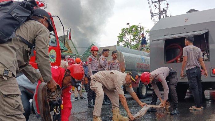 KEBAKARAN - Para petugas berjuang untuk memadamkan api di Pabrik Garment PT Mataram Tunggal Garmen, Balong Donoharjo Ngaglik, Sleman, yang terbakar Rabu (21/5/2025)