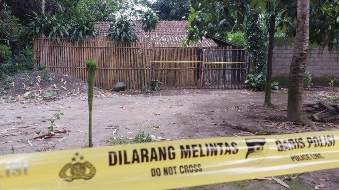 Rumah pasangan guru dan anaknya di Dusun Gondang Legi, Desa Pandantoyo, Kecamatan Ngancar, Kabupaten Kediri.