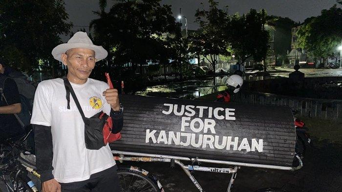 Pak Midun berfoto bersama sepeda berkeranda jenazah yang dipakai untuk gowes ke Jakarta di Wisma PSIM Yogyakarta, Senin (23/9/2024) malam