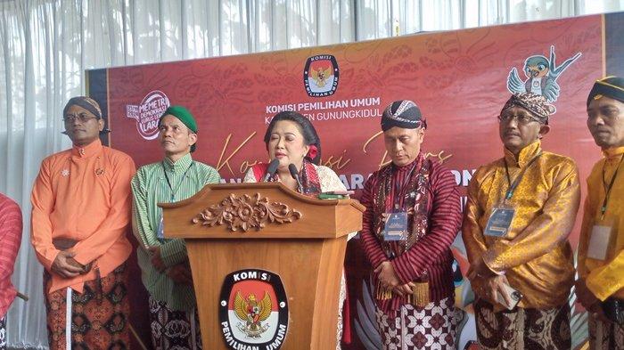 Pasangan calon Endah Subekti Kuntariningsih -Joko Parwoto saat jumpa pers dengan media usai mendaftar di Kantor KPU Gunungkidul, Selasa (27/8/2024)