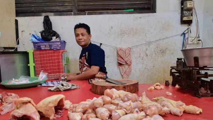 Sugiono (48), pedagang daging ayam di Pasar Baledono sedang menunggu pembeli, Selasa (6/6/2023).