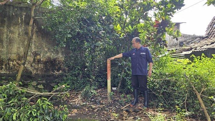 JALAN TOL - Petugas menunjukkan patok penanda proyek jalan tol Jogja-Bawen di dekat pintu gerbang TPSA Banyuurip, Magelang