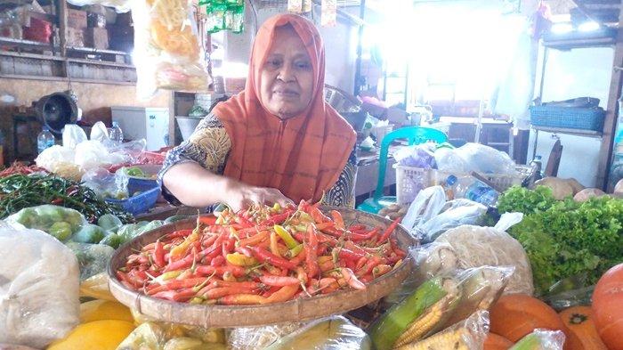 Pedagang cabai rawit saat menata dagangannya di Pasar Argosari, Gunungkidul, Rabu (8/1/2025)