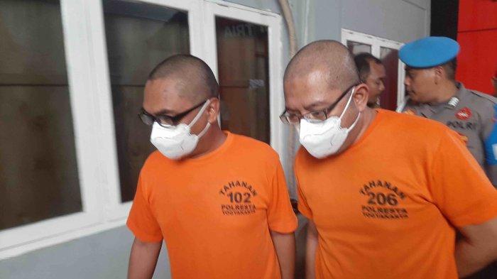 Dua pelaku TPPO di Kota Yogyakarta bergegas menuju rutan Mapolresta Yogyakarta, Kamis (27/7/2023).