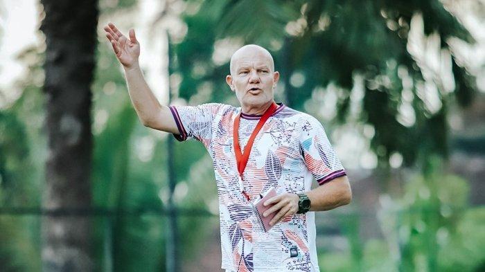 Pelatih PSS Sleman, Bertrand Crasson, menunggu kedatangan pemain baru.