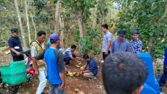 Pelatihan implementasi teknologi tepat guna berupa penghancuran sabut kelapa muda menjadi cocopiet untuk bahan pakan ternak, pupuk organik, dan media tanam.