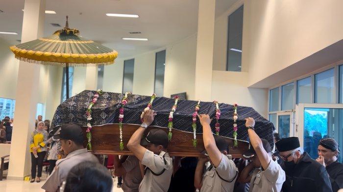 Jenazah Rektor ISI Yogyakarta Timbul Raharjo saat disemayamkan di Gedung Rektorat ISI Yogyakarta, Rabu (6/9/2023).