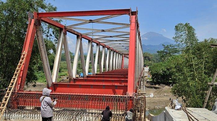 Pembangunan jembatan penghubung Ngembik Lor pada Jumat (11/10/2024). Progres pembangunan saat ini telah melampaui 50 persen