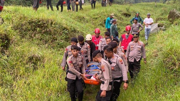 EVAKUASI: Petugas kepolisian dan tim SAR gabungan mengevakuasi pemuda warga Sleman yang ditemukan jatuh di tebing lereng Gunung Merapi, masuk wilayah resort Kemalang, Desa Balerante, Kecamatan Kemalang, Kabupaten Klaten, Jawa Tengah, Selasa (18/2/2025)