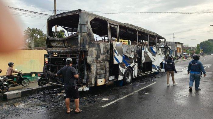Penampakan Bus yang terbakar di Jalan Siliwangi (Ringroad) tepatnya di depan SMPN 3 Gamping. Hampir seluruh interior hangus