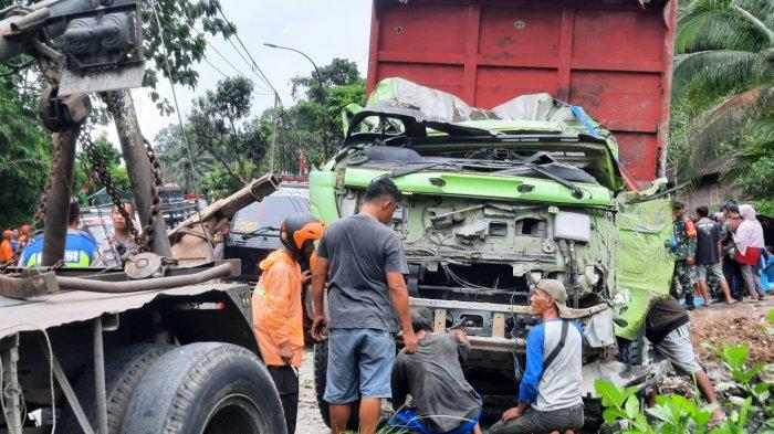 TRUK MAUT: Kondisi truk setelah mengalami kecelakaan di Tanjakan Ngangkruk, Desa Kalijambe, Kecamatan Bener, Kabupaten Purworejo, Jawa Tengah, Rabu (07/05/2025).
