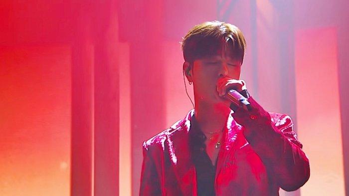 Penampilan June iKON saat menyanyikan lagu Spark di acara survival show Kingdom