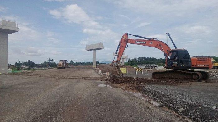 Alat berat bekerja di proyek pembangunan jalan tol Jogja- Solo seksi 2, paket 2.2 di Kabupaten Sleman.
