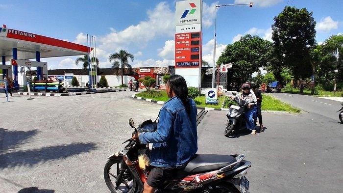 PUTAR BALIK: Sejumlah warga yang ingin membeli BBM terpaksa putar balik setelah SPBU Trucuk Klaten ditutup sementara pada Selasa (8/4/2025).