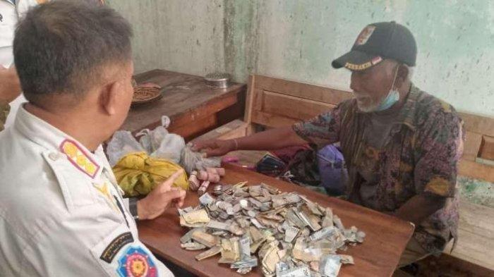 PENGEMIS MEMAKSA - AR (70) pengemis tua yang diamankan Satpol PP Kota Kediri di Simpang Empat Jalan Kawi, Kecamatan Mojoroto, Kota Kediri. AR ternyata memiliki uang puluhan juta rupiah.