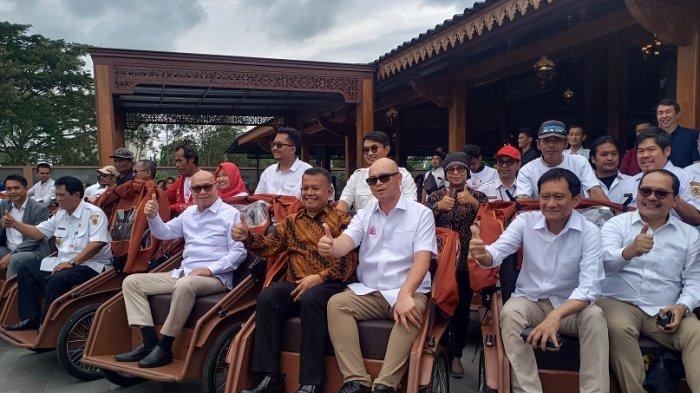 BECAK LISTRIK: Wakil Menteri UMKM RI, Helvi Yuni Moraza, dan Ketua Umum PBLI, Glenny Kairupan, menyerahkan bantuan becak listrik saat berkunjung ke Kabupaten Klaten, Jawa Tengah, pada Rabu (12/2/2025)