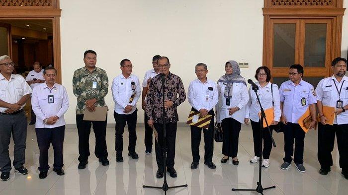 Pemerintah Daerah Istimewa Yogyakarta (DIY) mengumumkan kenaikan Upah Minimum Kabupaten/Kota (UMK) dan Upah Minimum Sektoral Kabupaten/Kota (UMSK) sebesar 6,5 persen untuk tahun 2025, Rabu (18/12/2024).