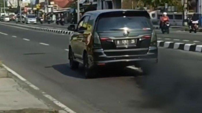 Innova diesel sedang ngebut mengelurkan asap knalpot berwarna hitam pekat