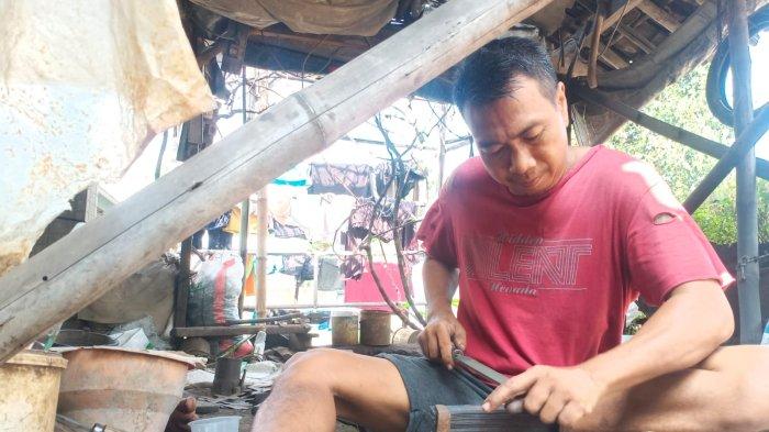 Jinanto (50) dan istrinya sedang menyelesaikan pesanan pisau di bengkel depan rumahnya, di Desa Keprabon, Kecamatan Polanharjo, Kabupaten Klaten, Jawa Tengah, Rabu (12/6/2024).