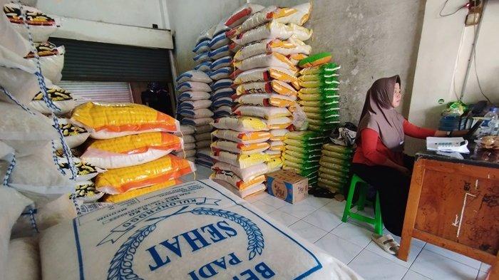 Persediaan karung beras di salah satu kios di Pasar Wates, Kulon Progo, Rabu (21/02/2024). Stok beras di Kulon Progo dipastikan tetap tersedia meski harga tinggi.