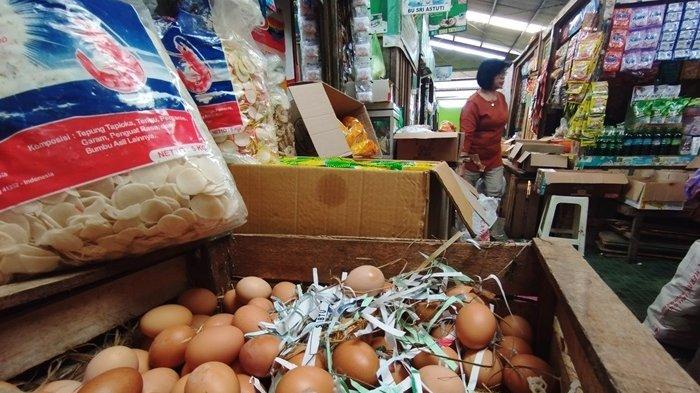 Persediaan telur ayam di salah satu lapak pedagang Pasar Wates, Kulon Progo belum lama ini. Pemerintah Kabupaten (Pemkab) Kulon Progo akan melaksanakan Operasi Pasar selama Ramadan demi menjaga stabilitas harga.