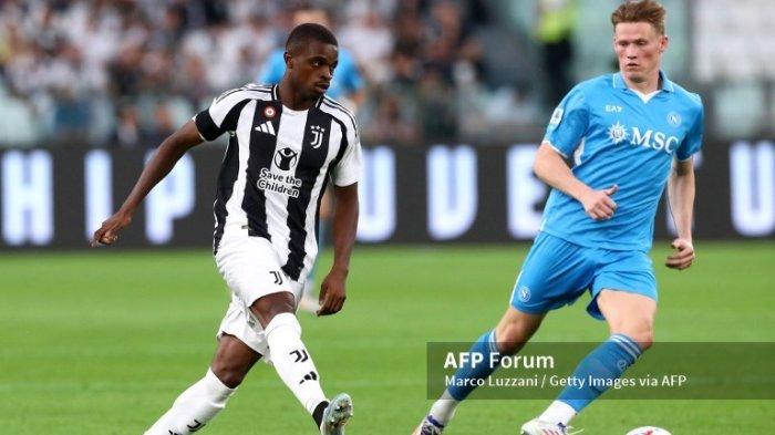 Pierre Kalulu vs Scott McTominay di Liga Italia Serie A antara Juventus vs Napoli di Stadion Allianz pada 21 September 2024 di Turin, Italia.