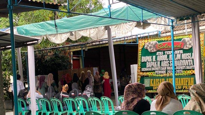 Sejumlah orang memberikan ucapan selamat untuk paslon 02 Pilkada Bantul di rumah Bupati Bantul pertahanan yang unggul dalam hasil quick count Pilkada Bantul 2024, Abdul Halim Muslih, di Singosaren, Wukirsari, Imogiri, Bantul, Kamis (28/11/2024).