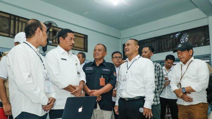 Pj Gubernur Jawa Tengah, Nana Sudjana mengunjungi sejumlah Tempat Pemungutan Suara (TPS), saat penyelenggaraan pemungutan dan penghitungan suara Pilkada serentak pada 27 November 2024