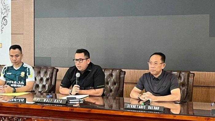 Pj Walikota Mojokerto Moh. Ali Kuncoro, menggelar konferensi pers terkait peristiwa belasan siswa SMPN 7 Kota Mojokerto, Jawa Timur, terseret ombak di Pantai Drini, Yogyakarta, Selasa (28/1/2025).