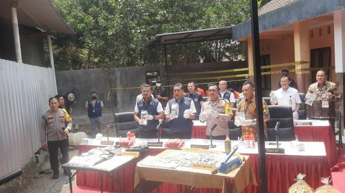 Polisi menunjukan barang bukti narkoba jenis happy water dan keripik pisang saat jumpa pers di Bantul, Jumat (3/11/2023)