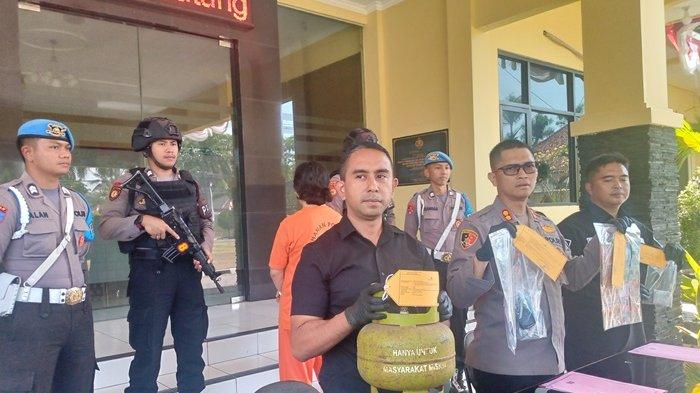 Polisi menunjukkan barang bukti kasus penemuan jasad wanita yang terbujur kaku di dalam rumahnya di Dusun Dologan, Desa Wadas, Kecamatan Kajoran, Kabupaten Magelang, Selasa (15/8/2023).