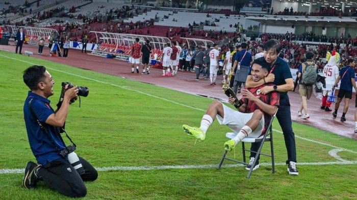 Potret kebahagiaan STY usai kemenangan Timnas Indonesia dari Arab Saudi pada Kualifikasi Piala Dunia 2026 Zona Asia, Selasa (19/11/2024) di Stadion Gelora Bung Karno Jakarta. Selebrasi gol iconic Marselino Ferdinan coba direka ulang, pelatih Timnas Indonesia Shin Tae-yong menggodanya.