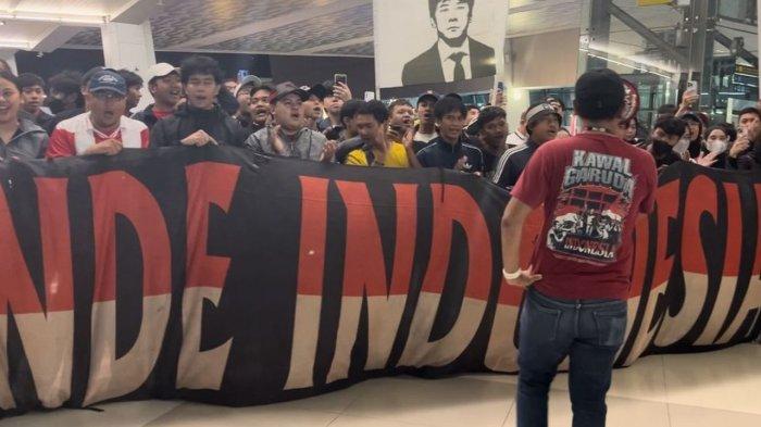 Potret suporter timnas Indonesia, La Grande Indonesia, mengawal kepulangan Shin Tae-yong di Bandara Soekarno-Hatta, Tangerang, Minggu (26/1/2025).