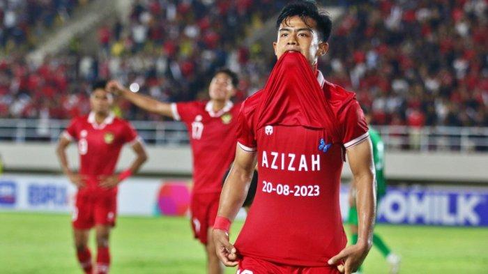 Pemain Timnas Indonesia U-23 Pratama Arhan Alief Rifai menunjukkan tulisan bertuliskan nama istri dan tanggal pernikahan, Azizah 20-08-2023 usai mencetak gol kedua bagi timnya dalam laga pamungkas babak kualifikasi Grup K Piala Asia U-23 Qatar 2024 di Stadion Manahan Solo, Selasa (12/9/2023) malam.