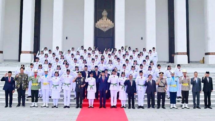 Presiden Jokowi mengukuhkan 76 anggota Paskibraka 2024 di Istana Negara, Ibu Kota Nusantara (IKN), Kalimantan Timur, Selasa (13/8/2024).