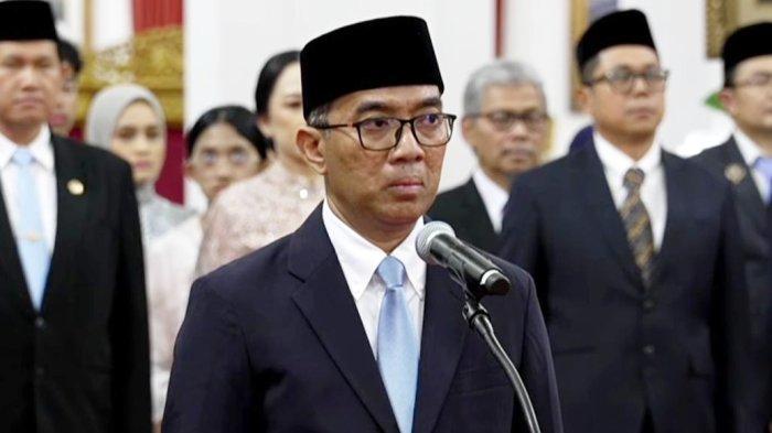 Presiden Prabowo Subianto melantik Prof. Brian Yuliarto, S.T., M.Eng., Ph.D. sebagai Menteri Pendidikan Tinggi, Sains, dan Teknologi (Mendikti Saintek) yang baru untuk gantikan Satryo Soemantri Brodjonegoro, di Istana Negara Jakarta, Rabu (19/2/2025)