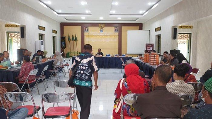 Proses Pembayaran UGR tambahan lahan jalan tol Jogja- Bawen seksi 1 di Kalurahan Tirtoadi, Sleman Jumat (12/1/2024).