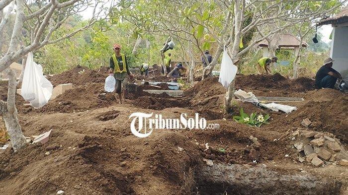 Proses pemindahan makam di Desa Brangkal, Kecamatan Karanganom, Kabupaten Klaten.