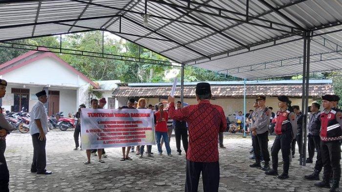 DEMO WARGA: Puluhan warga Desa Barukan, Kecamatan Manisrenggo, Kabupaten Klaten, Jawa Tengah, melakukan aksi massa di kantor desa setempat pada Selasa (6/5/2025).