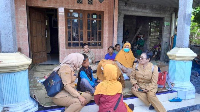 CEK KESEHATAN WARGA: Petugas sedang mengecek kondisi seorang warga Desa Karangturi, Kecamatan Gantiwarno, Kabupaten Klaten, yang diduga mengalami keracunan makanan pada Senin (14/4/2025).