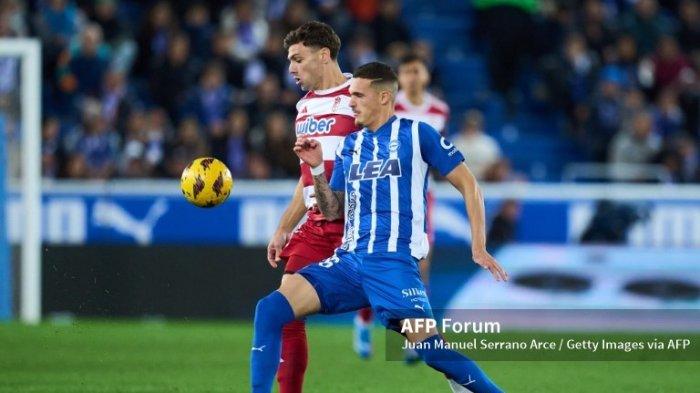 Rafa Marin vs Lucas Boye di LaLiga Deportivo Alaves vs Granada di Estadio de Mendizorroza pada 24 November 2023 di Vitoria-Gasteiz, Spanyol.