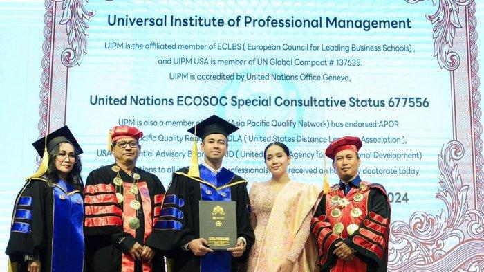 Raffi Ahmad menerima gelar doktor kehormatan atau Doktor Honoris Causa dari Kampus UIPM