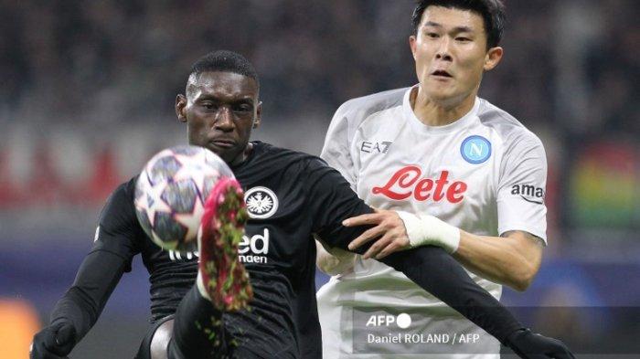 Randal Kolo Muani vs Kim Min-jae di leg pertama babak 16 besar Liga Champions antara Eintracht Frankfurt vs Napoli di Frankfurt, Jerman barat pada 21 Februari 2023.