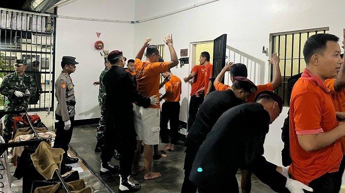PENGGELEDAHAN: Petugas Lapas Sleman bersama TNI-Polri dan BNNK Sleman melakukan razia gabungan di kamar hunian warga binaan, Kamis (20/3/2025) malam.