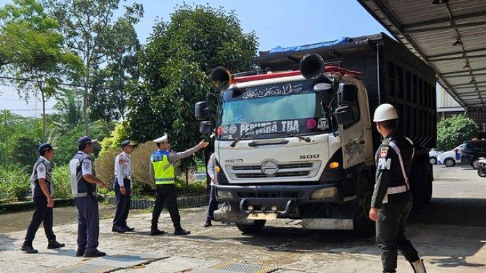 MUATAN TRUK: Satuan Lalu Lintas (Satlantas) Polresta Magelang bersama Dinas Perhubungan Provinsi Jawa Tengah serta sejumlah stakeholder lain menggelar razia terpadu kendaraan angkutan barang di ruas Jalan Magelang–Purworejo, Desa Sriwedari, Kecamatan Salaman, Kabupaten Magelang, Jawa Tengah Rabu (14/5/2025